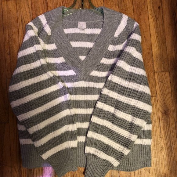 NWOT A New Day Grey & White Striped V-Neck Sweater - Size L - Picture 4 of 6